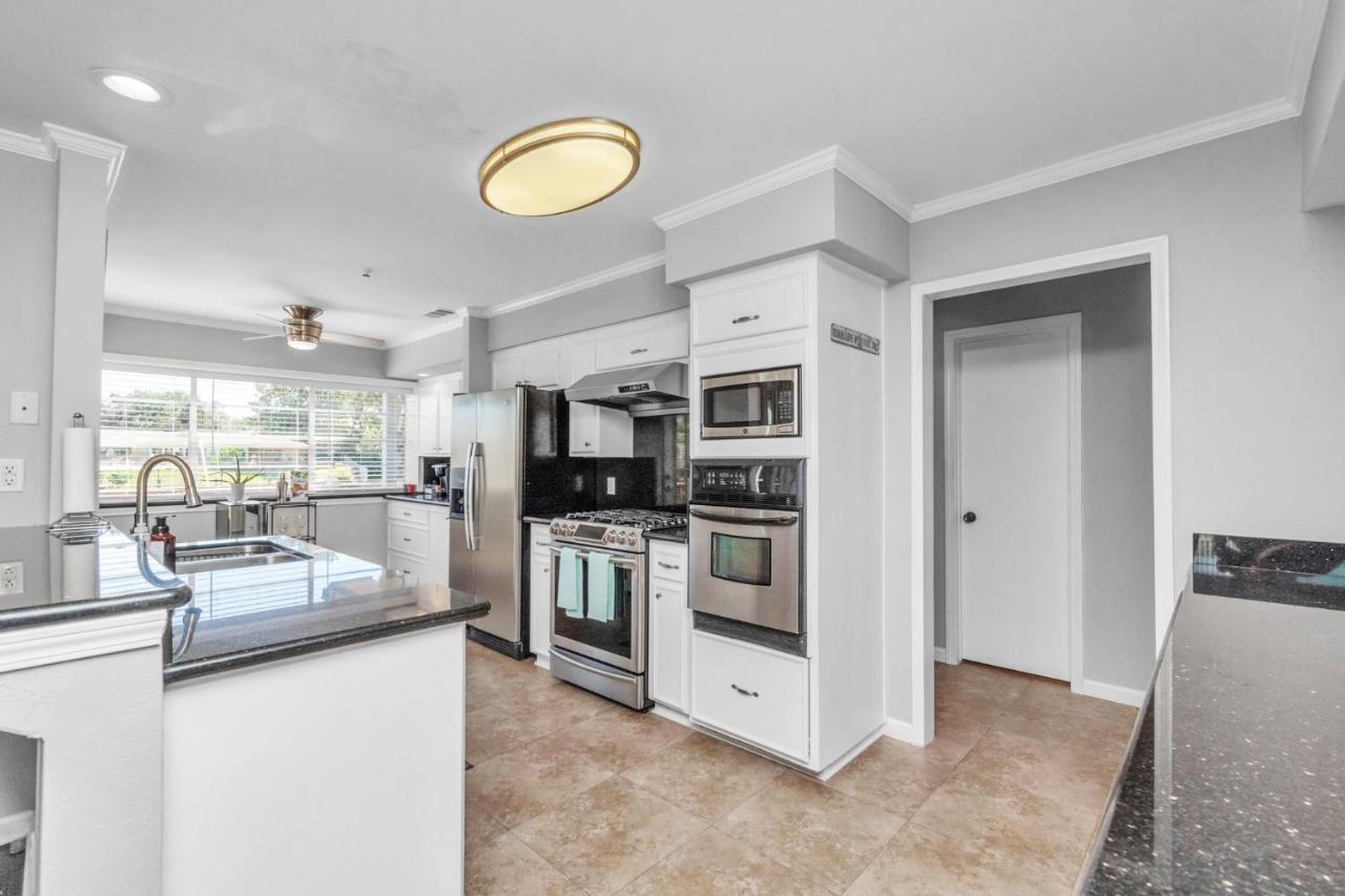 Beauty On The Water! Lake House Near The Beaches! Galveston Eksteriør bilde